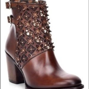 SOLD - Brown leather boots